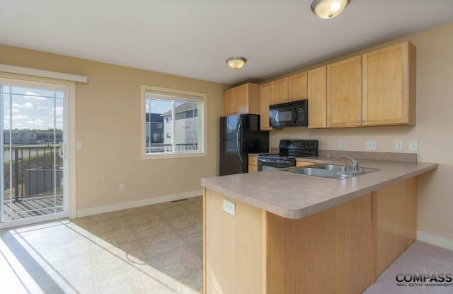 SPACIOUS TOWNHOME CONVENIENTLY LOCATED WITH IN-UNIT LAUNDRY Gallery 1