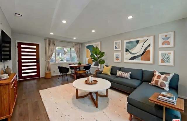 903 South Barrington Avenue Gallery 1
