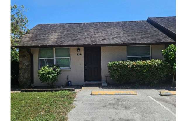 Spacious 2 Bedroom Apartment in Prime Location - 1328 54th Avenue East, Manatee County, FL 34203