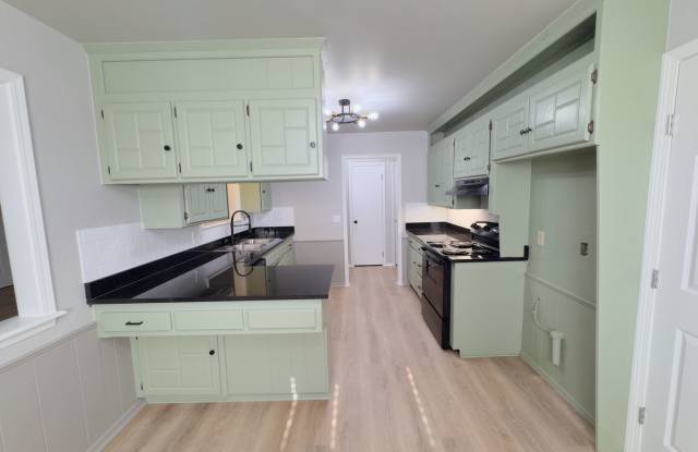 Updated 3-Bedroom, 2-Bathroom Duplex with a Spacious Fenced Backyard! photos photos