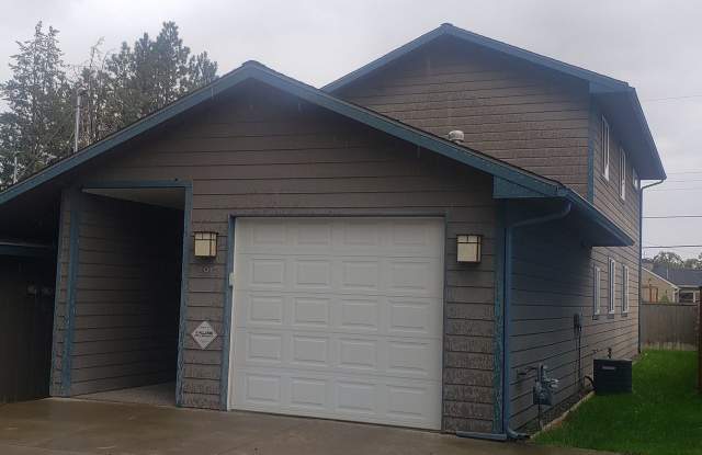 South Hill charmer! 2 bedrooms 2.5 bath townhouse Available October 10th!! Gallery 1