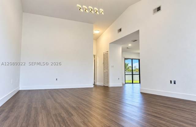 1541 N 14th Ter Gallery 4