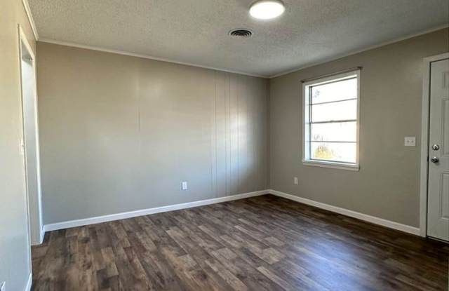 Move‑In Ready 3BR Home with Fenced Backyard & Carport Gallery 4
