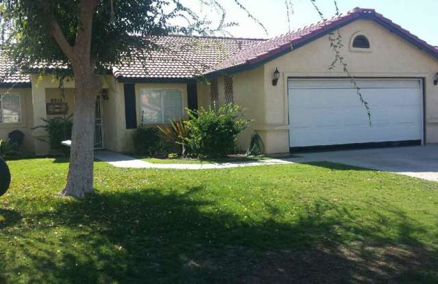 3 Bedroom Home with Attached 2-Car Garage, Fireplace & Gardening Included Gallery 1