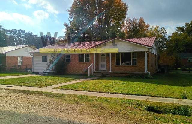 Spacious 4-Bed Home with Fenced Backyard - 504 North 8th Street, Paragould, AR 72450