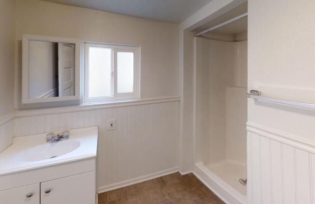 Charming 1/1 Home Updated with Fresh New Paint and Flooring throughout! Downtown Rialto for Lease! Gallery 3
