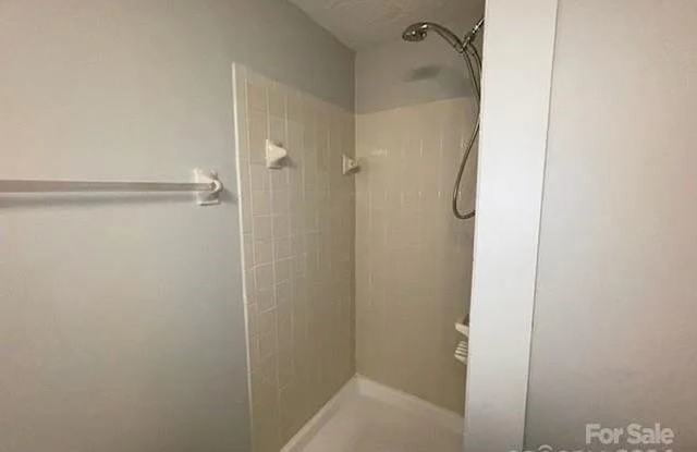 Room in 3 Bedroom Home at Arlyn Cir Gallery 3