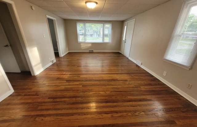 2 Bedroom, 1 Bathroom home with Garage! Gallery 1