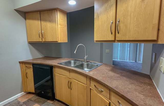 2 bedroom 1 Bath Condo Downtown! Gallery 4