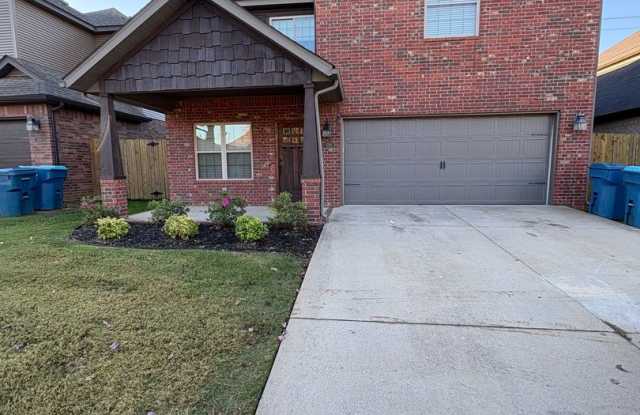 BEAUTIFUL HOME IN GREAT LOCATION! - 3201 Southwest Hillstone Avenue, Bentonville, AR 72713
