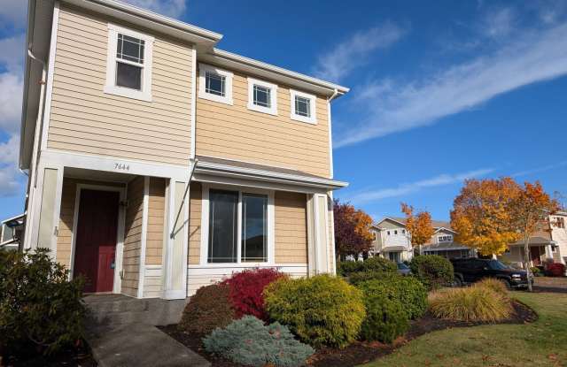 Large Four Bedroom Corner Lot! Close to JBLM, Available NOW ! photos photos