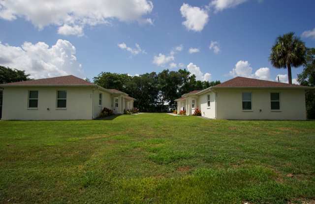 Duplex Available for Rent in Davenport! photos photos