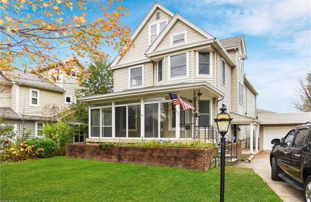 5732 Lake St - 5732 Lake Street, Vermilion, OH 44089