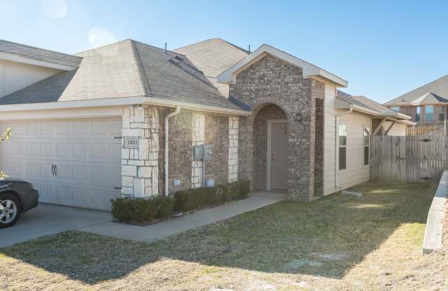 Great 3 bed/2 bath Home Backing onto Holland Park Recreation Area/Trail!! - 1031 Newcastle Drive, Weatherford, TX 76086