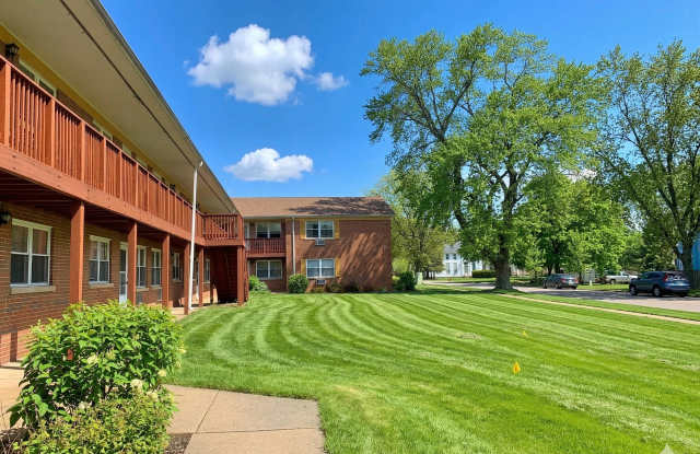 Top-Floor 2BR Apartment | Updated Finishes | Near Metra & Downtown Palatine photos photos