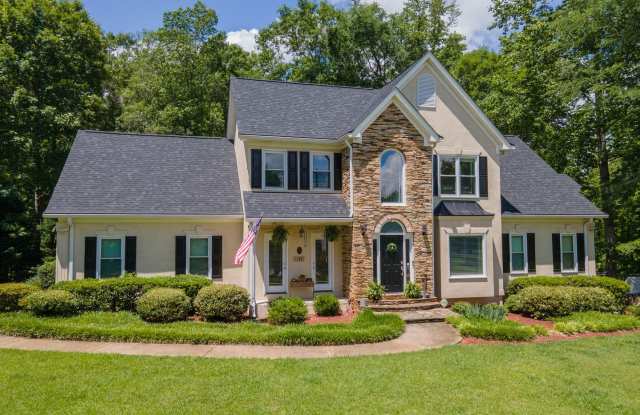 145 Hideaway Dr - Available Now! 5 BD 4. 5 BTH Minutes from Downtown FayettevilleCenter photos photos