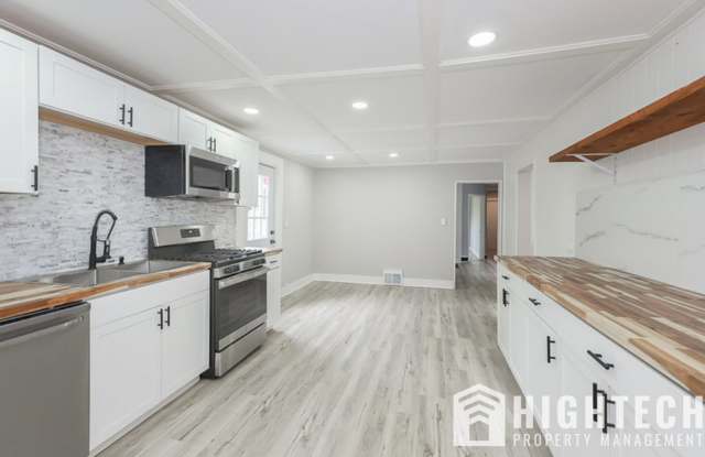 Spacious 3 bedroom/2 Bath Single Family House! Tremont!! photos photos