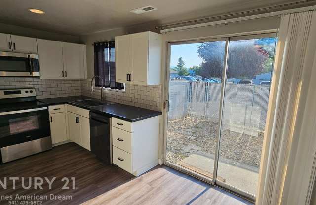 2 Bed, 1.5 Bath Town Home North Medford Gallery 3