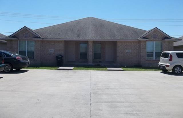 College Station. - 3 bedroom/3 bath Duplex, fenced in back yard, ready for an August 2026 move in. photos photos