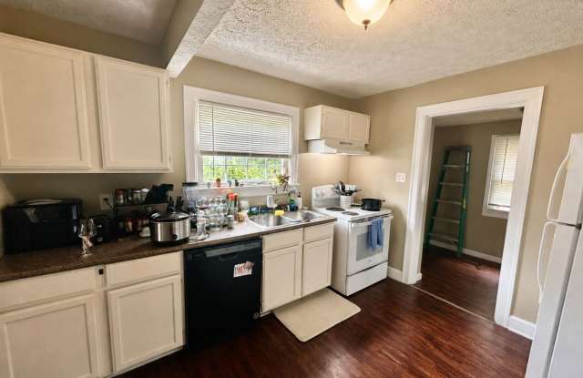 4 Bedroom | 2 Bathroom | $800 Per Bedroom Gallery 4