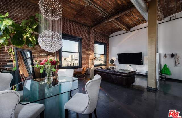 215 7TH Street Gallery 4