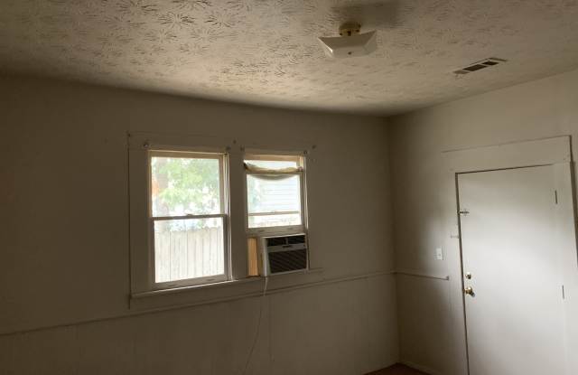 1109 31st St Apt B Gallery 2