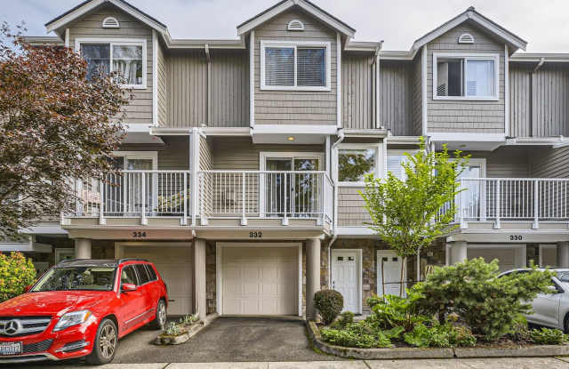 Gorgeous 2 Bed PLUS Large Downstairs Bonus Room & 3 Bathroom Kirkland Townhome w/ Beautiful Views! Gallery 1