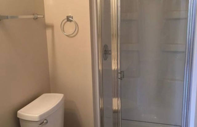 Charming 3BR House in Grove City Gallery 4