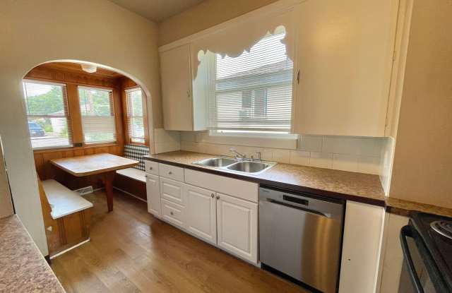 Spacious 8 Bedroom across from UNC - PRE-LEASING FOR MAY Gallery 4