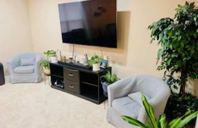 AMAZING! 4 BED/4 BATH TOWNHOUSE IN MAPLE GROVE Gallery 4