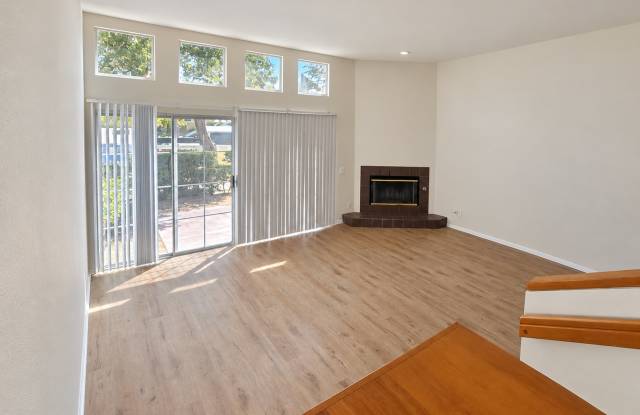 Three Bedroom Townhouse in Pacific Beach - Garage Parking - Remodeled Gallery 3