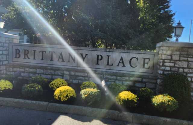 Available Now!3 BR/2.5BA Water View Condo with a 2-Car Garage and Community pool! Gallery 4