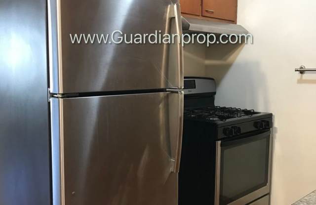 Bloomington Main Floor Apartment, Granite Countertops, Heat Paid, Free Parking, Storage Unit Included Gallery 3