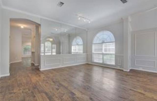 2921 Meadow Glen Drive Gallery 2