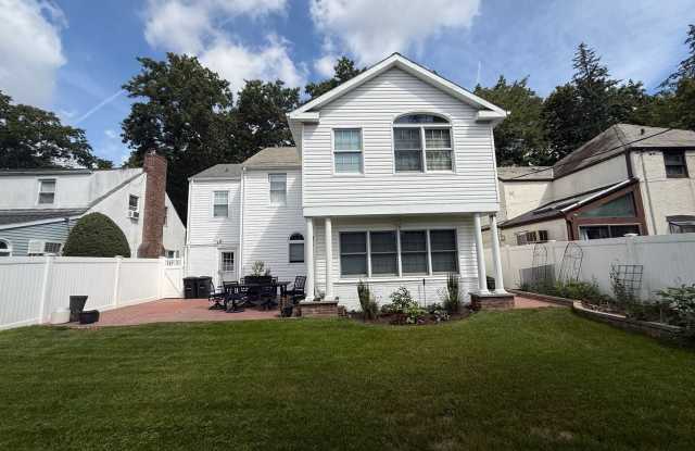 Mint 4 Bedroom/2.5 Bath Colonial Home in Valley Stream! Gallery 4