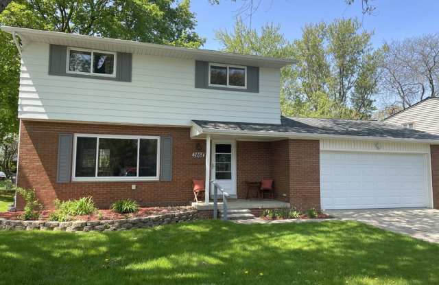 4 bedroom 2 bath home close to everything Gallery 3