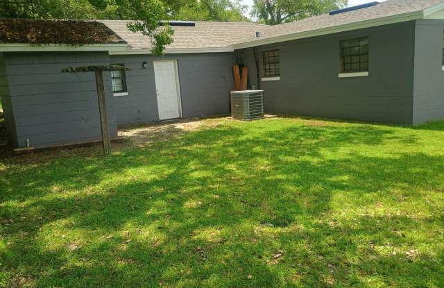 4305 BESSIE Circle W Gallery 3