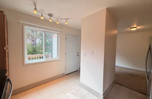 Freshly Painted Upper 2BR with Wood Fireplace and In-Unit Washer/Dryer Gallery 4