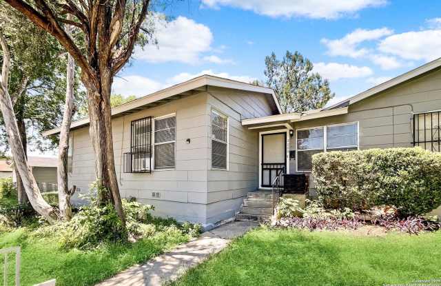 2000 W MISTLETOE AVE - 2000 West Mistletoe Avenue, San Antonio, TX 78201