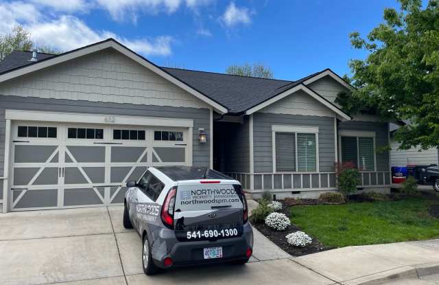 Beautiful Open Floor Plan-3 Bedroom 2 Bath Home-Located in Central Point photos photos