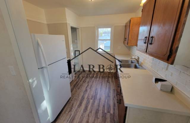 3BR Home in Austin - Enclosed Front Porch, Detached Garage & Basement Laundry Gallery 1
