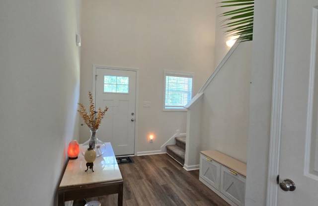 NEW LISTING!!!!! Gallery 4