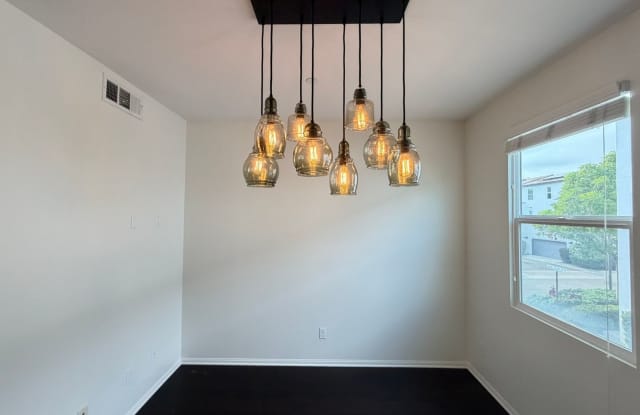 Energy-Efficient 3BR Townhome in Prime Carlsbad Location Gallery 4