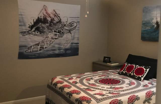 UT PRE-LEASE: Updated 3 bed / 2 bath Townhouse in Hyde Park Gallery 4