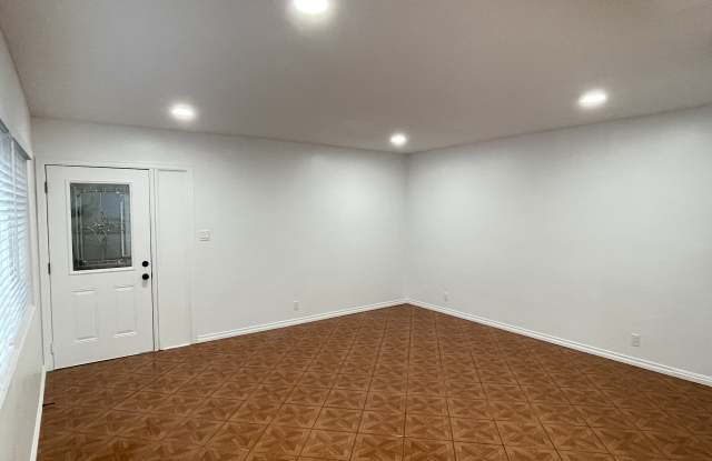 437 W 11th St Gallery 3