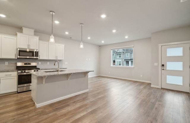 $500 off the first month's rent with a lease signed by 10/20 Gallery 3