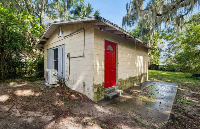 Welcome to this fully renovated private High St studio apartment in Leesburg Fl. Gallery 3