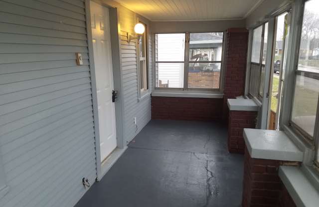 1542 Hoefgen St Gallery 3