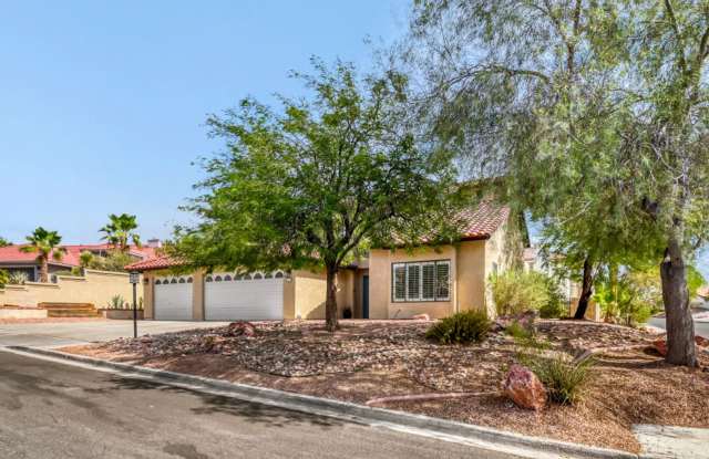 Gorgeous 3 Bedroom, 3 Full Bath with Sparkling Pool! Gallery 4