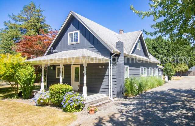 Charming 5 Bedroom + Huge yard! photos photos Charming 5 Bedroom + Huge yard! photos photos